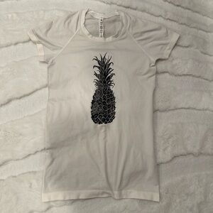 Lululemon Hawaii Aloha 🌺 White Swiftly T-Shirt with Black Pineapple Design🍍sz 6